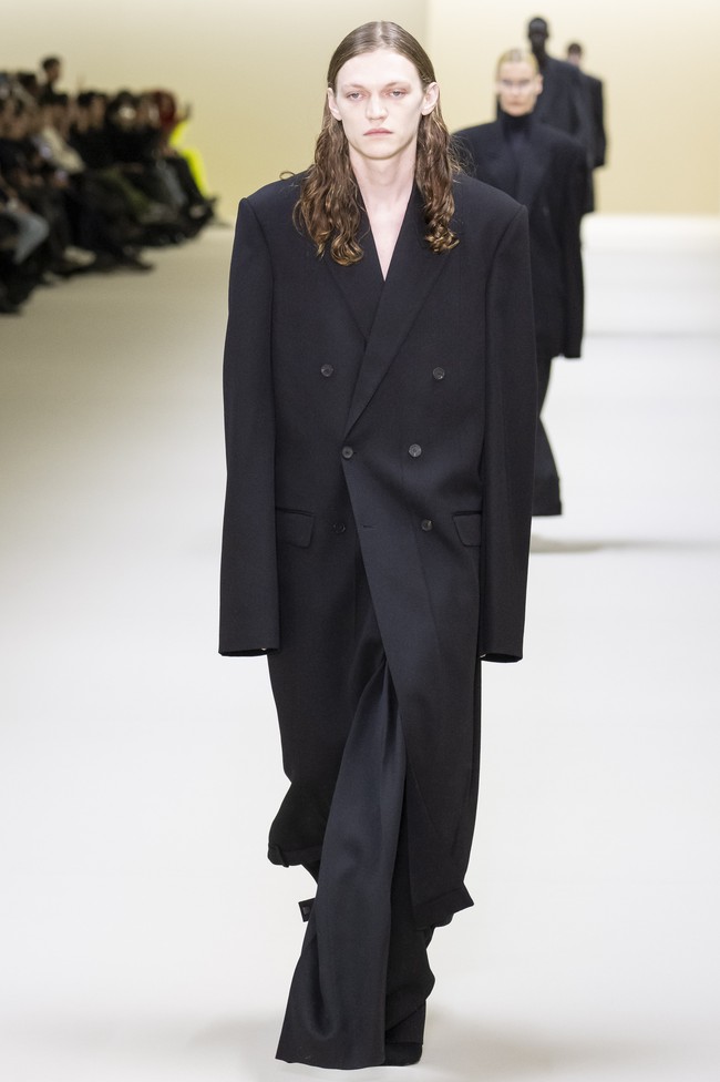 Fashion show koleksi Balenciaga Fall/Winter 2023 di kawasan Carrousel du Louvre, Paris, Prancis.  Foto: Victor VIRGILE/ Getty Images.