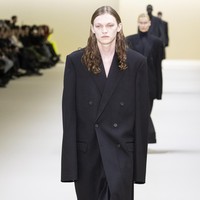 Fashion show koleksi Balenciaga Fall/Winter 2023 di kawasan Carrousel du Louvre, Paris, Prancis.  Foto: Victor VIRGILE/ Getty Images.