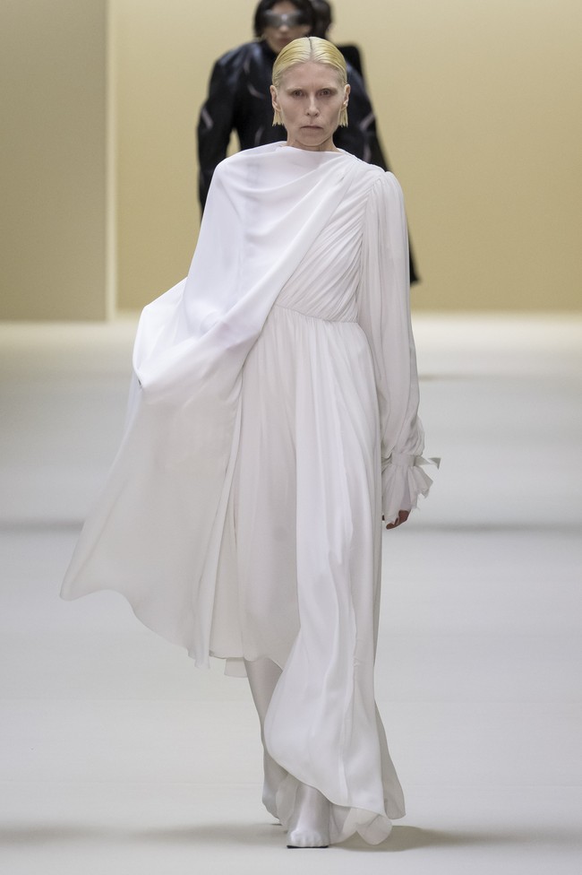 Fashion show koleksi Balenciaga Fall/Winter 2023 di kawasan Carrousel du Louvre, Paris, Prancis. Foto: Victor VIRGILE/ Getty Images.