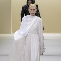 Fashion show koleksi Balenciaga Fall/Winter 2023 di kawasan Carrousel du Louvre, Paris, Prancis. Foto: Victor VIRGILE/ Getty Images.