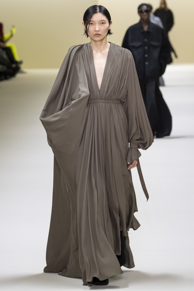 Fashion show koleksi Balenciaga Fall/Winter 2023 di kawasan Carrousel du Louvre, Paris, Prancis. Foto: Victor VIRGILE/ Getty Images.