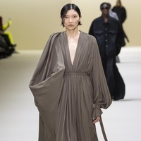 Fashion show koleksi Balenciaga Fall/Winter 2023 di kawasan Carrousel du Louvre, Paris, Prancis. Foto: Victor VIRGILE/ Getty Images.