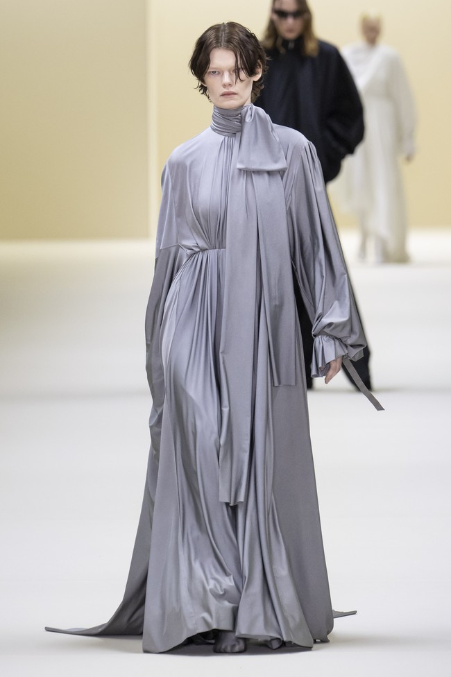 Fashion show koleksi Balenciaga Fall/Winter 2023 di kawasan Carrousel du Louvre, Paris, Prancis.  Foto: Victor VIRGILE/ Getty Images.