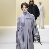 Fashion show koleksi Balenciaga Fall/Winter 2023 di kawasan Carrousel du Louvre, Paris, Prancis.  Foto: Victor VIRGILE/ Getty Images.