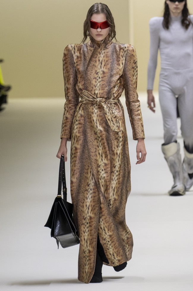 Fashion show koleksi Balenciaga Fall/Winter 2023 di kawasan Carrousel du Louvre, Paris, Prancis.  Foto: Victor VIRGILE/ Getty Images.