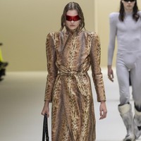 Fashion show koleksi Balenciaga Fall/Winter 2023 di kawasan Carrousel du Louvre, Paris, Prancis.  Foto: Victor VIRGILE/ Getty Images.