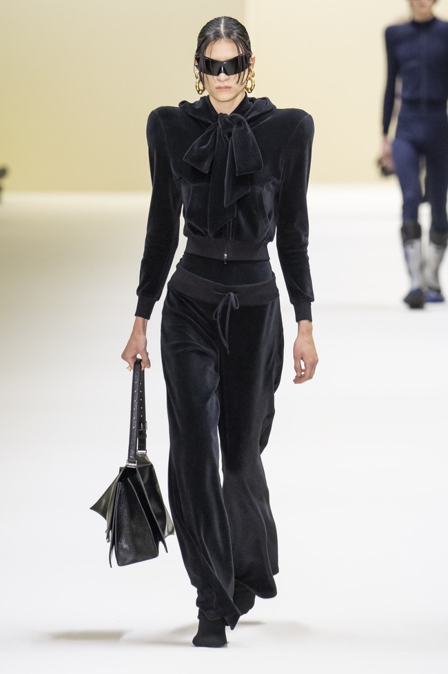 Fashion show koleksi Balenciaga Fall/Winter 2023 di kawasan Carrousel du Louvre, Paris, Prancis.  Foto: Victor VIRGILE/ Getty Images.