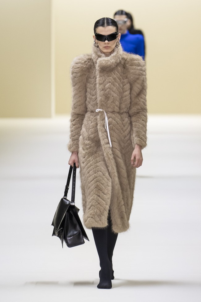 Fashion show koleksi Balenciaga Fall/Winter 2023 di kawasan Carrousel du Louvre, Paris, Prancis. Foto: Victor VIRGILE/ Getty Images.