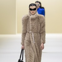 Fashion show koleksi Balenciaga Fall/Winter 2023 di kawasan Carrousel du Louvre, Paris, Prancis. Foto: Victor VIRGILE/ Getty Images.