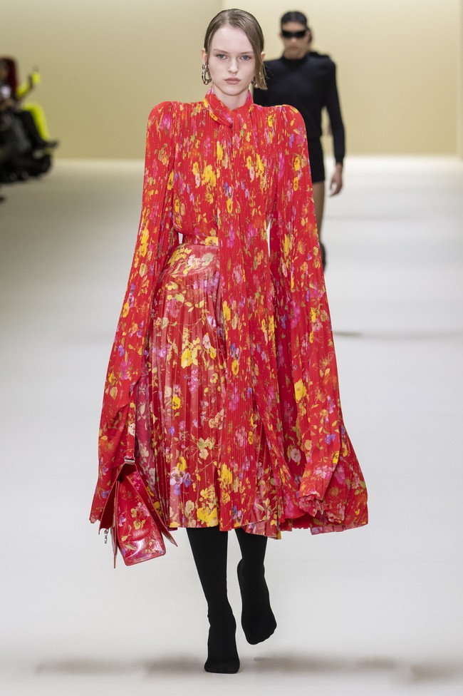 Fashion show koleksi Balenciaga Fall/Winter 2023 di kawasan Carrousel du Louvre, Paris, Prancis. Foto: Victor VIRGILE/ Getty Images.