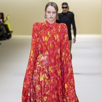 Fashion show koleksi Balenciaga Fall/Winter 2023 di kawasan Carrousel du Louvre, Paris, Prancis. Foto: Victor VIRGILE/ Getty Images.