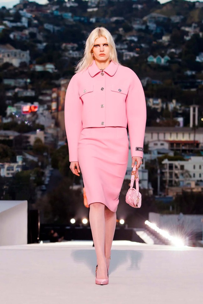 Fashion show koleksi terbaru Versace Fall/Winter 2023 di Los Angels, California. Koleksi busana yang dihadirkan bergaya tahun 90-an dan 50-an. Foto: Dok. Versace.