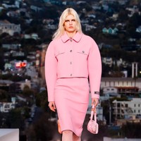 Fashion show koleksi terbaru Versace Fall/Winter 2023 di Los Angels, California. Koleksi busana yang dihadirkan bergaya tahun 90-an dan 50-an. Foto: Dok. Versace.