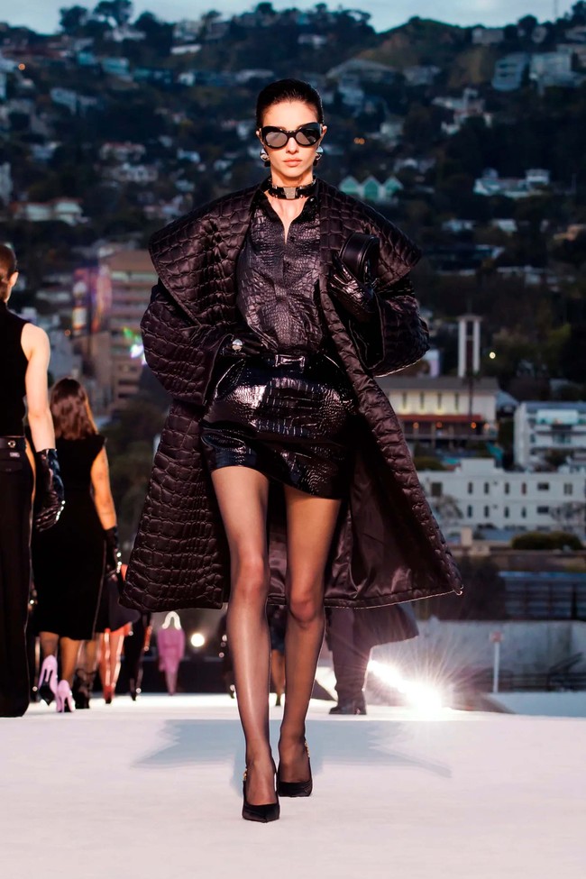 Fashion show koleksi terbaru Versace Fall/Winter 2023 di Los Angels, California. Koleksi busana yang dihadirkan bergaya tahun 90-an dan 50-an. Foto: Dok. Versace.