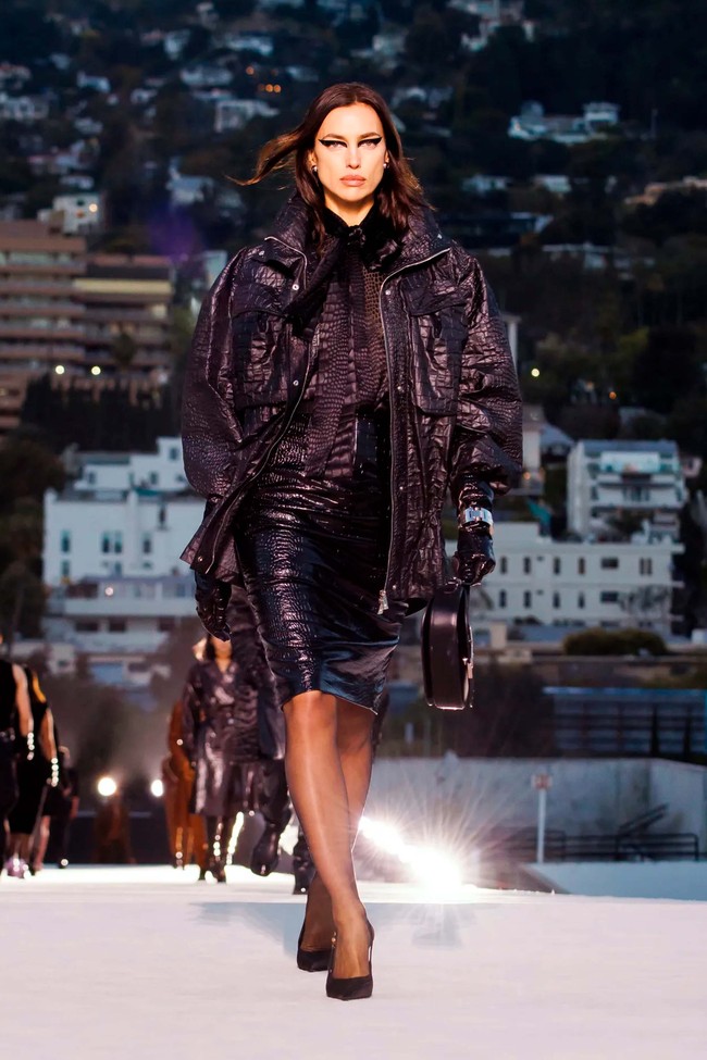 Fashion show koleksi terbaru Versace Fall/Winter 2023 di Los Angels, California. Koleksi busana yang dihadirkan bergaya tahun 90-an dan 50-an. Foto: Dok. Versace.