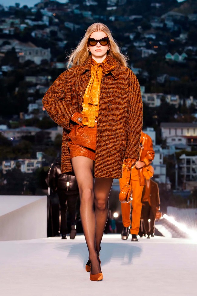 Fashion show koleksi terbaru Versace Fall/Winter 2023 di Los Angels, California. Koleksi busana yang dihadirkan bergaya tahun 90-an dan 50-an. Foto: Dok. Versace.