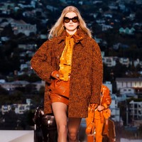 Fashion show koleksi terbaru Versace Fall/Winter 2023 di Los Angels, California. Koleksi busana yang dihadirkan bergaya tahun 90-an dan 50-an. Foto: Dok. Versace.