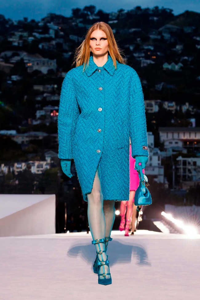 Fashion show koleksi terbaru Versace Fall/Winter 2023 di Los Angels, California. Koleksi busana yang dihadirkan bergaya tahun 90-an dan 50-an. Foto: Dok. Versace.