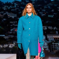 Fashion show koleksi terbaru Versace Fall/Winter 2023 di Los Angels, California. Koleksi busana yang dihadirkan bergaya tahun 90-an dan 50-an. Foto: Dok. Versace.