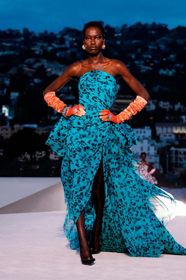 Fashion show koleksi terbaru Versace Fall/Winter 2023 di Los Angels, California. Koleksi busana yang dihadirkan bergaya tahun 90-an dan 50-an. Foto: Dok. Versace.