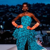 Fashion show koleksi terbaru Versace Fall/Winter 2023 di Los Angels, California. Koleksi busana yang dihadirkan bergaya tahun 90-an dan 50-an. Foto: Dok. Versace.