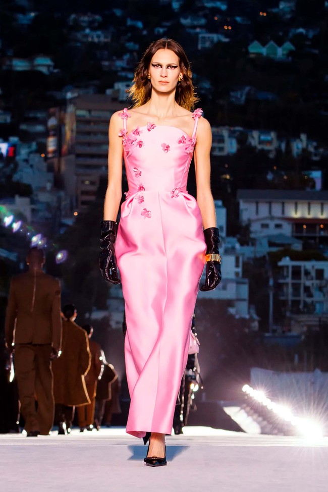 Fashion show koleksi terbaru Versace Fall/Winter 2023 di Los Angels, California. Koleksi busana yang dihadirkan bergaya tahun 90-an dan 50-an. Foto: Dok. Versace.