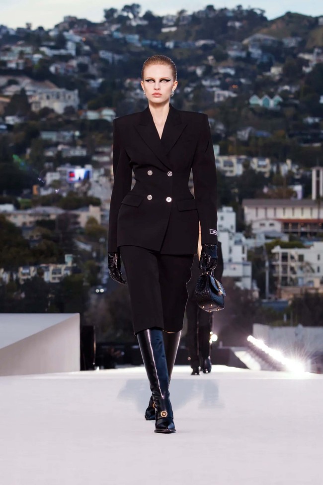 Fashion show koleksi terbaru Versace Fall/Winter 2023 di Los Angels, California. Koleksi busana yang dihadirkan bergaya tahun 90-an dan 50-an. Foto: Dok. Versace.