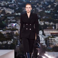 Fashion show koleksi terbaru Versace Fall/Winter 2023 di Los Angels, California. Koleksi busana yang dihadirkan bergaya tahun 90-an dan 50-an. Foto: Dok. Versace.