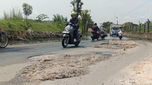 Kondisi terkini di jalur alternatif Pati-Kudus di Desa Kasiyan, Kecamatan Sukolilo, Kabupaten Pati, Kamis (6/4/2023). Tampak jalan rusak usai kebanjiran.