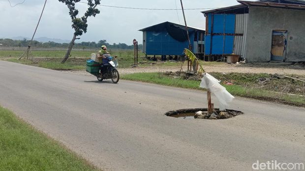 Kondisi terkini di jalur alternatif Pati-Kudus di Desa Kasiyan, Kecamatan Sukolilo, Kabupaten Pati, Kamis (6/4/2023). Tampak jalan rusak usai kebanjiran.
