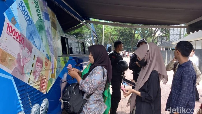 Layanan penukaran uang di Lapangan Benteng, Medan.