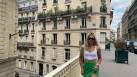 Begini gaya santai Jutta saat sedang berjalan-jalan di kota Paris, Prancis. Saat sedang tidak bertanding, Jutta tampak rileks dengan busana musim panas yang nyaman. (Instagram/@juttaleerdam)