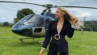 Kalau ini, Jutta saat akan naik helikopter untuk menonton Tour de France. Selain cantik, Jutta juga terkenal akan keseksiannya. (Instagram/@juttaleerdam)