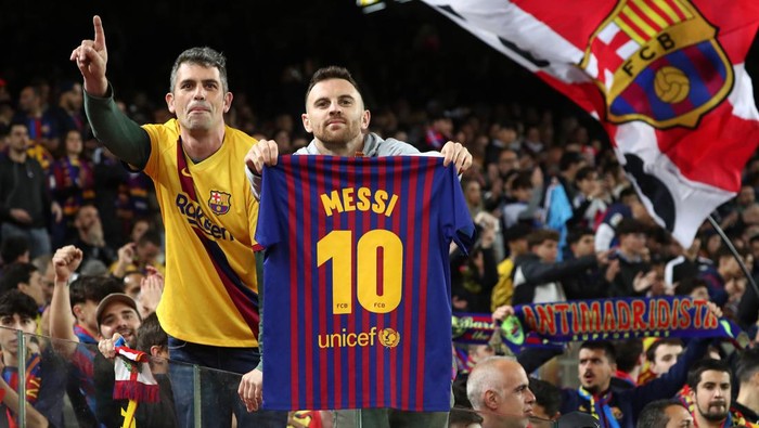 FC Barcelona supporters are cheering during the match between FC Barcelona and Real Madrid CF, corresponding to the second leg of the Copa del Rey Semi-Finals, being played at the Spotify Camp Nou Stadium in Barcelona, on April 5th, 2023. (Photo by Joan Valls/Urbanandsport /NurPhoto via Getty Images)