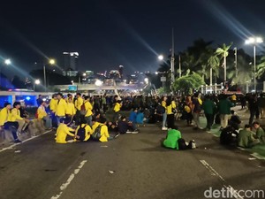 Lalin Jl Gatot Subroto Arah Slipi Dialihkan Imbas Ditutup Massa Mahasiswa