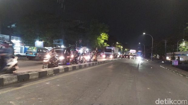 Mahasiswa Makassar demo tolak UU Cipta Kerja tutup Jalan Sultan Alauddin hingga malam.