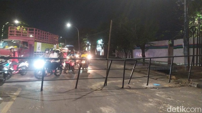 Mahasiswa Makassar demo tolak UU Cipta Kerja tutup Jalan Sultan Alauddin hingga malam.