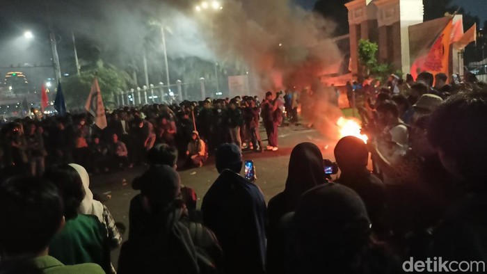 Mahasiswa Tolak UU Ciptaker Masih Bertahan, Bakar Ban Depan Gedung DPR
