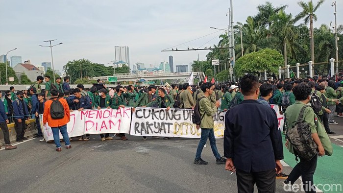 Mahasiwa Demo Tolak UU Ciptaker Tiba di DPR, Tutup Jalan Gatot Subroto
