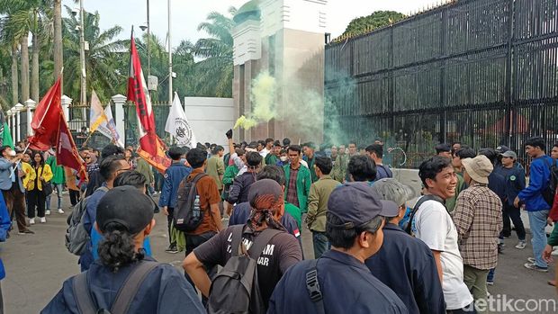 Mahasiwa Demo Tolak UU Ciptaker Tiba di DPR, Tutup Jalan Gatot Subroto