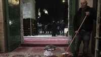Situs suci Muslim itu dibangun di atas apa yang disebut umat Yahudi sebagai Temple Mount, situs tersuci dalam agama Yahudi. Bentrokan terbaru ini terjadi saat Ramadan memasuki setengah bulan dan ketika umat Yahudi bersiap merayakan Paskah. AP/Mahmoud Illean  