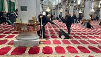 Kompleks Masjid Al-Aqsa yang terletak di Kota Tua, Yerusalem Timur, yang dianeksasi Israel sebelumnya telah menjadi lokasi bentrokan dan tindak kekerasan antara warga Palestina dan warga Israel, terutama saat bulan suci Ramadan, yang menarik puluhan ribu jamaah ke masjid tersebut. Ahmad Gharabli/AFP/Getty Images  
