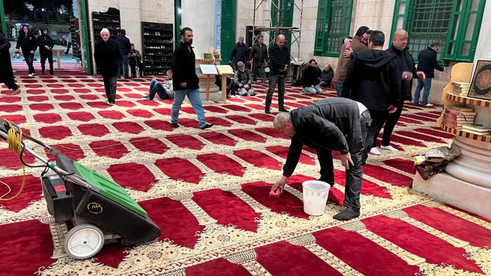Masjid Al-Aqsa Mulai Dibersihkan Usai Serangan Polisi Israel Men clean the Al-Aqsa mosque in Jerusalem's Old City following clashes between Palestinian worshippers and Israeli security forces early on April 5, 2023, during Islam's holy month of Ramadan. - Israeli police said they had entered to dislodge
