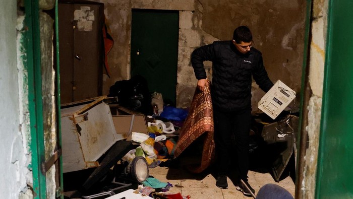 Masjid Al-Aqsa Mulai Dibersihkan Usai Serangan Polisi Israel A man cleans inside the Al-Aqsa compound, also known to Jews as the Temple Mount, while tension arises as Israeli forces clash with Palestinians in Jerusalem's Old City, April 5, 2023. REUTERS/Ammar Awad