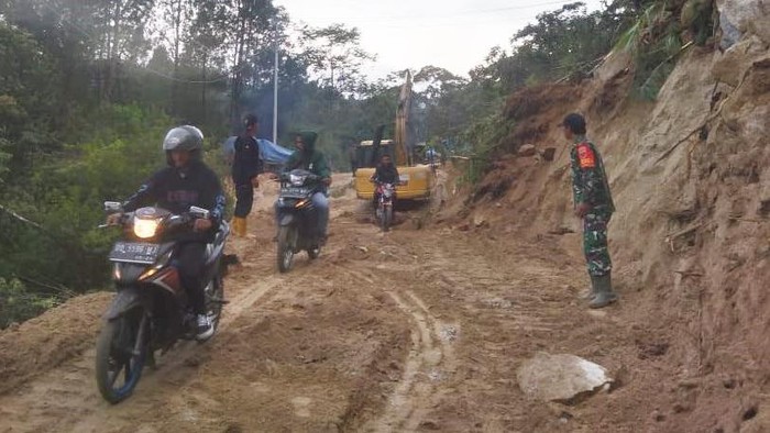 Material longsor yang menutupi Jalan Mamasa sudah dibersihkan hingga arus lalin kembali normal.