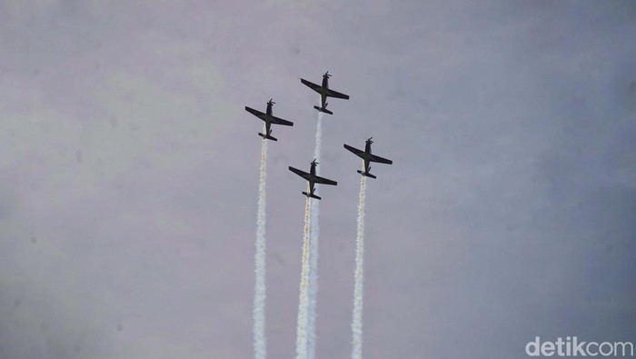 Puncak peringatan HUT TNI AU ke-77 akan digelar pada Minggu (9/4/2023) mendatang. Sejumlah prajurit TNI AU gelar gladi bersih di Halim Perdanakusuma.