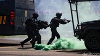 Sementara demo darat berupa simulasi pembebasan sandra oleh Komando Pasukan Gerak Cepat (Kopasgat).