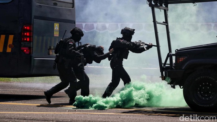 Puncak peringatan HUT TNI AU ke-77 akan digelar pada Minggu (9/4/2023) mendatang. Sejumlah prajurit TNI AU gelar gladi bersih di Halim Perdanakusuma.