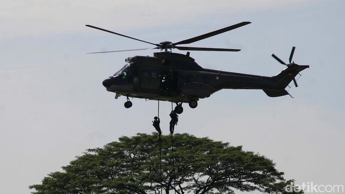 Puncak peringatan HUT TNI AU ke-77 akan digelar pada Minggu (9/4/2023) mendatang. Sejumlah prajurit TNI AU gelar gladi bersih di Halim Perdanakusuma.