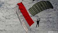Pasukan TNI Angkatan Udara (AU) menggelar gladi bersih memperingati HUT ke-77 TNI AU di kawasan Halim Perdanakusuma, Cawang, Jakarta Timur, Kamis (6/4/2023).